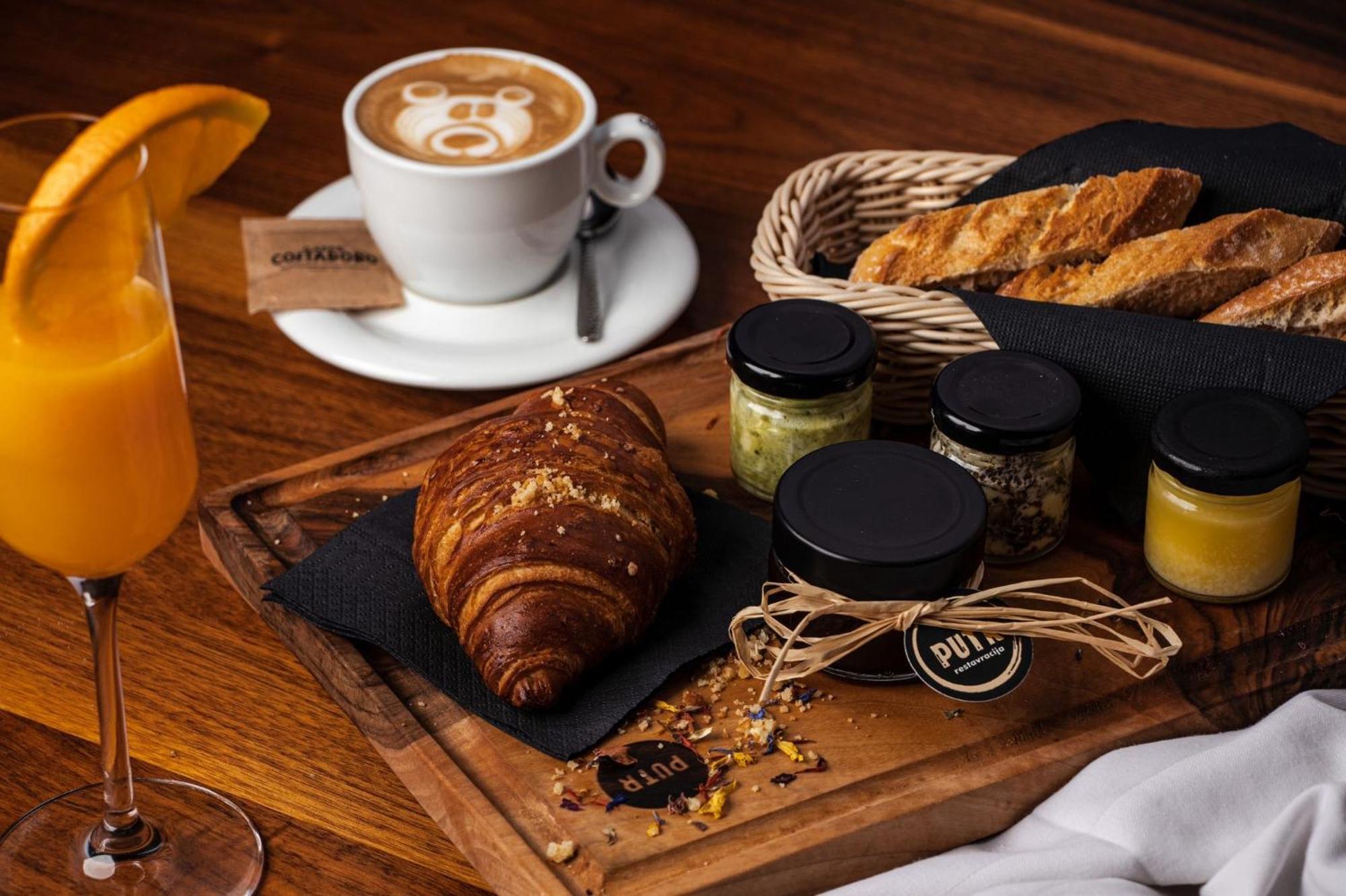 Hisa Putr Bed & Breakfast Trzin Ngoại thất bức ảnh